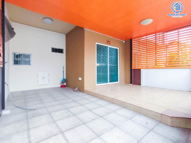 ทาวน์เฮ้าส์มือสอง โครงการ แกรนด์พลีโน่ รัตนาธิเบศร์ บนเนื้อที่ 18.6 ตร.ว. ฟังก์ชัน 3 ห้องนอน 2 ห้องน้ำ 1 ที่จอดรถ ทำเลดี เชื่อมต่อถนนติวานนท์ ถนนรัตนาธิเบศร์ ถนนนครอินทร์ ถนนราชพฤกษ์ ใกล้รถไฟฟ้าสายสีม่วง "สถานีบางพลู" และทางด่วน "ศรีรัช"